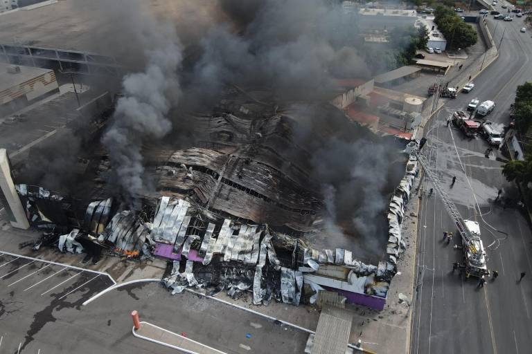 Cortocircuito ocasiona incendio en negocios de plaza comercial de Culiacán
