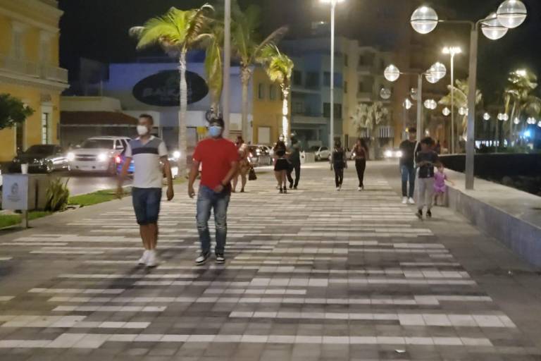 Muestra Olas Altas un buen número de visitantes; la mayoría de bares piden certificado de vacunación