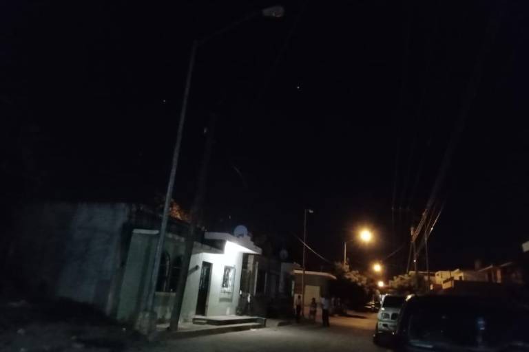 Urgen vecinos a reparar luminarias descompuestas en Rosario
