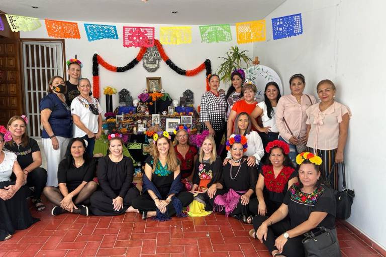 Honran a los fieles difuntos con tradicional convivencia