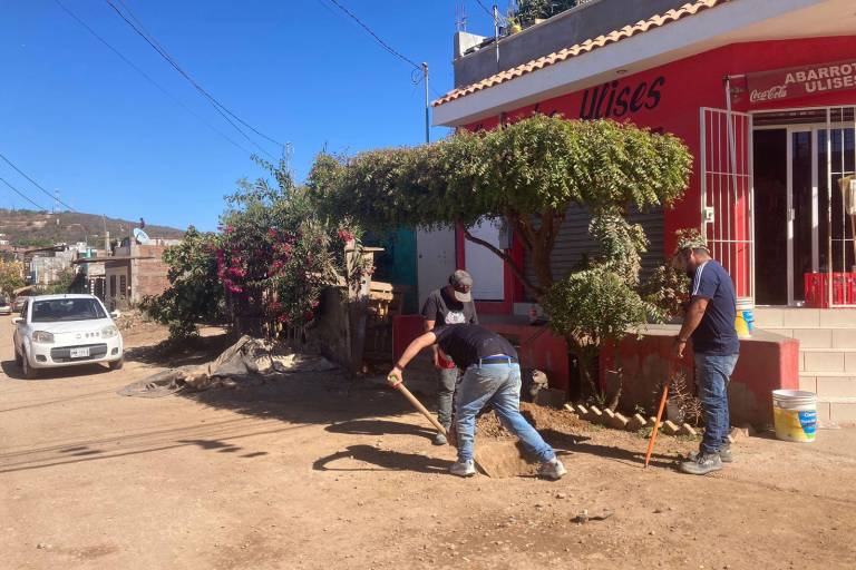 Realizan obras de drenaje y agua potable en calles de las colonias Jaripillo y Universo