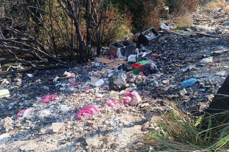 Pide Alcalde denunciar a quien tire escombros a orillas del Estero del Infiernillo