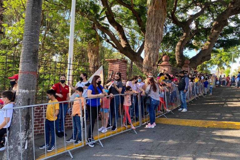 En medio de quejas y una larga fila, transcurre primer día de vacunación contra Covid a niños en Culiacán