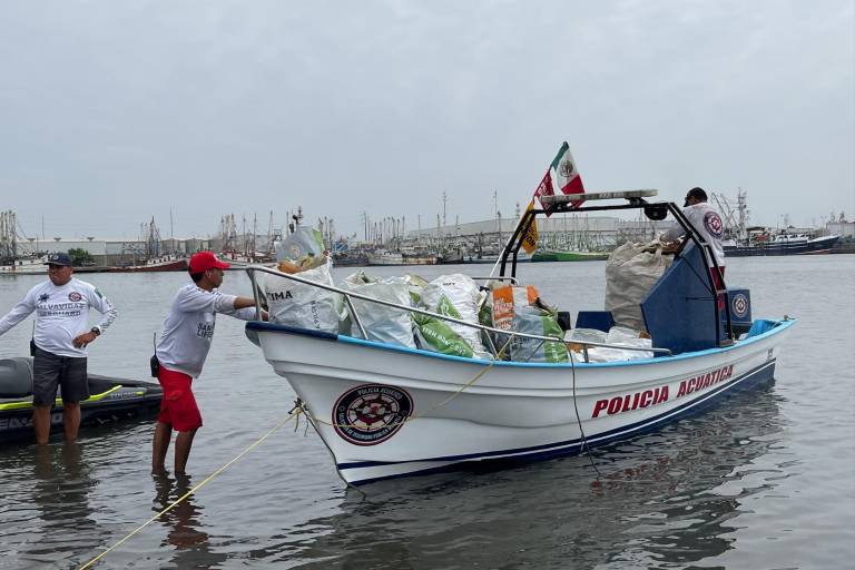 Recolectan 750 kilogramos de desechos en isla en canal de navegación, en Mazatlán