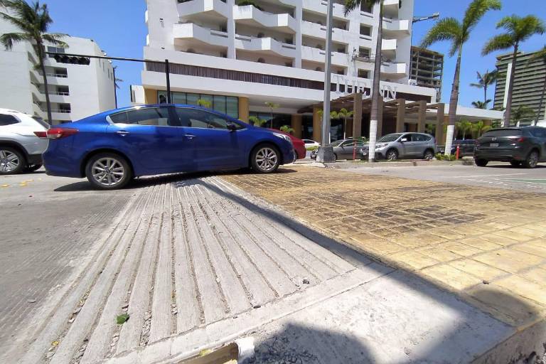 Reconoce Quirino molestia por pasos peatonales elevados en Zona Dorada de Mazatlan
