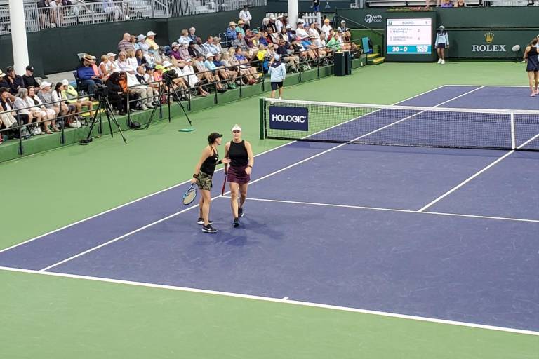 Giuliana Olmos y Gabriela Dabrowski avanzan en el BNP Paribas Open 2022