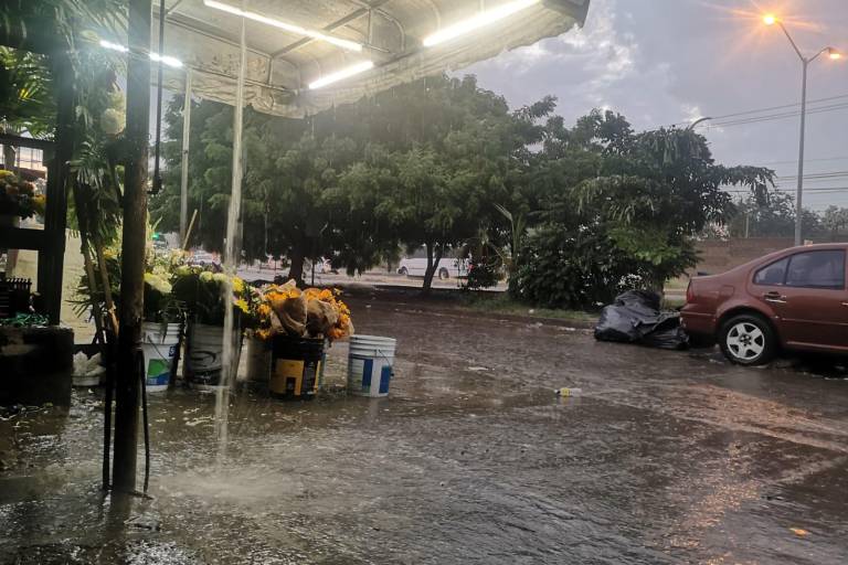 Remanentes del huracán Roslyn se dejan sentir con lluvia en Mazatlán