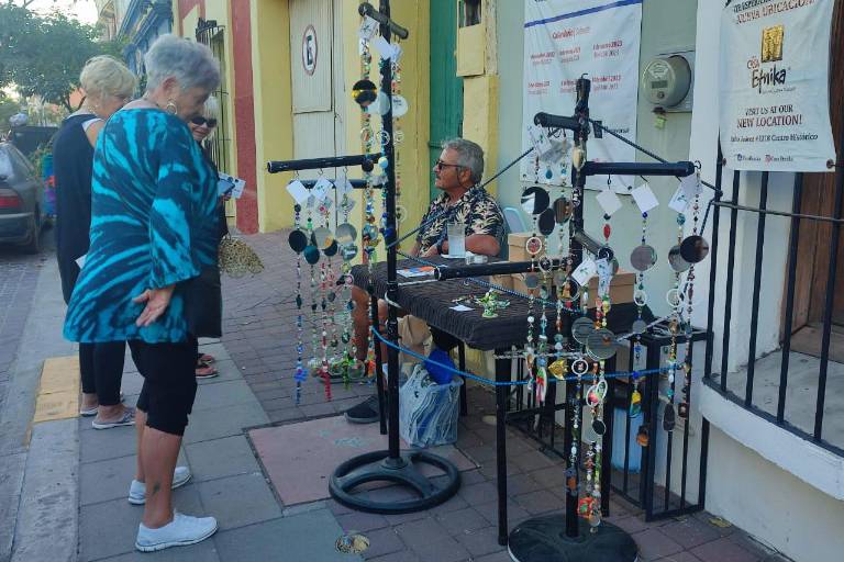 Disfrutan de Artwalk, una exploración en el Centro Histórico