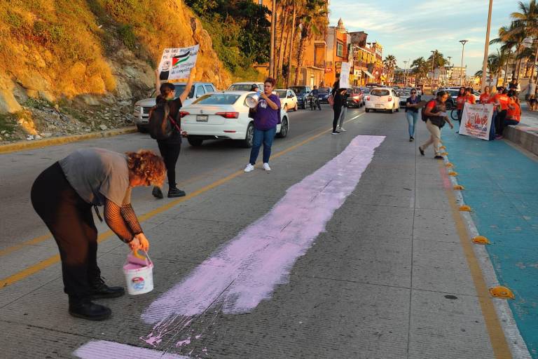 Pintan, marchan y gritan por el 25N las colectivas feministas en Mazatlán