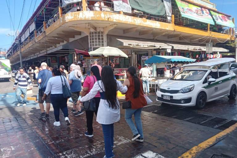 Visitantes llenan restaurantes y recorren el Centro Histórico de Mazatlán