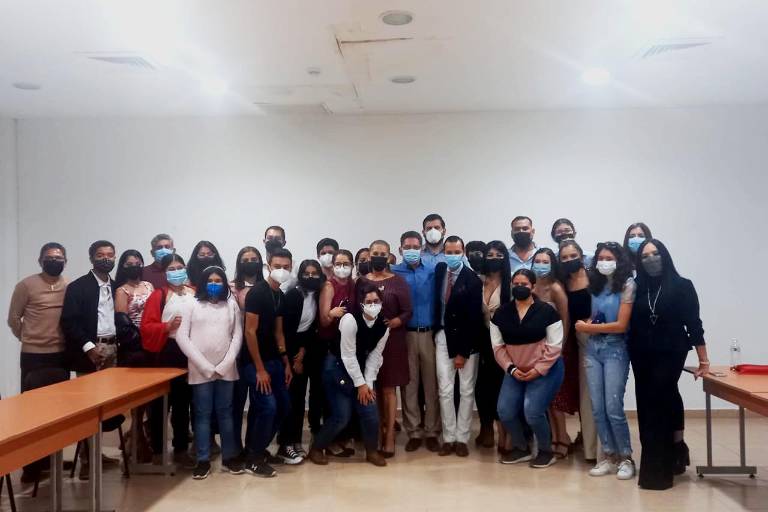 El diseñador Andrés Romo se encuentra con jóvenes escuinapenses