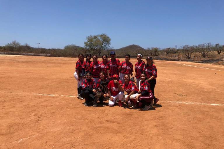 Rojas de Villa Unión enfrían a Agua Caliente en Liga de Softbol Femenil Campesina