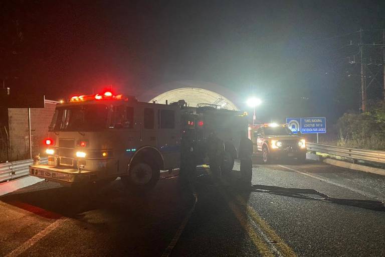 Mantienen cerrada la Durango-Mazatlán tras volcadura e incendio