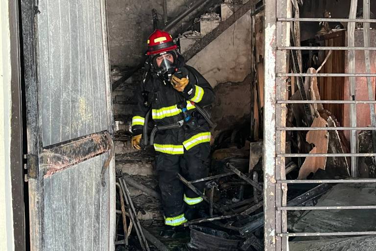Incendio consume vivienda de dos pisos en la colonia Tierra Blanca, en Culiacán