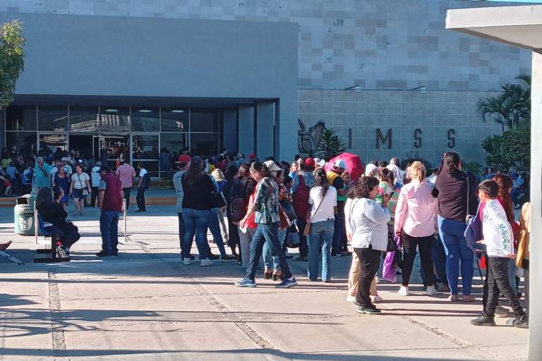Manifiestan derechohabientes inconformidad por esperar horas para hacer cita en el IMSS, en Mazatlán
