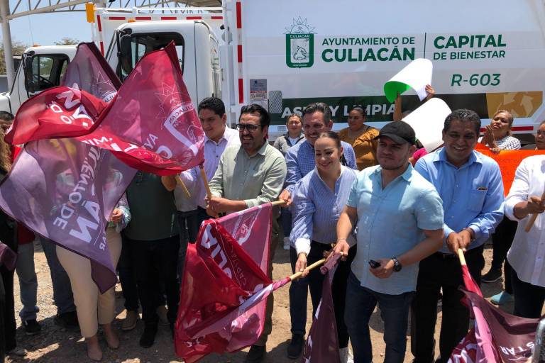 Gobierno de Culiacán entrega dos camiones recolectores en Quilá