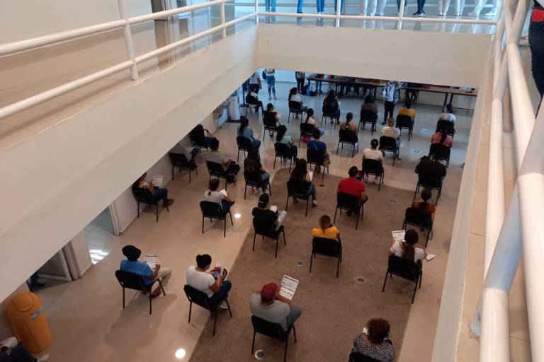 Jóvenes de 18 a 29 años de Escuinapa acuden a vacunarse