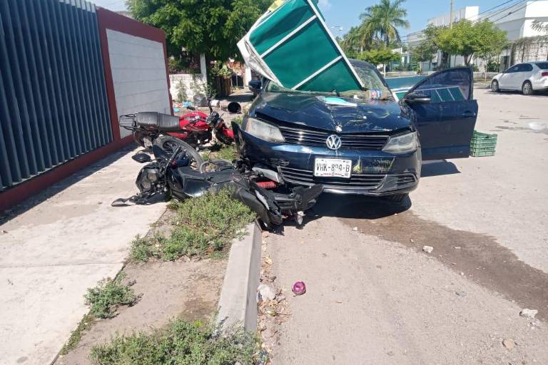 Auto choca con carreta de mariscos en Escuinapa