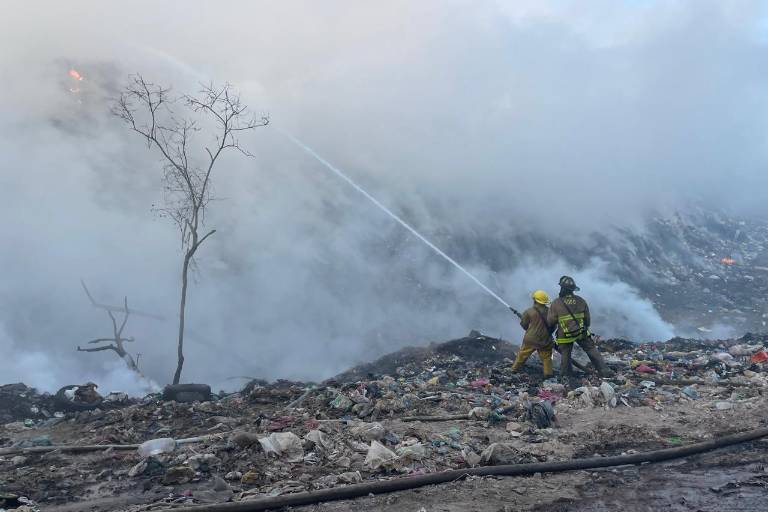 Bomberos continúan labores para sofocar el incendio en el Basurón Municipal de Mazatlán.