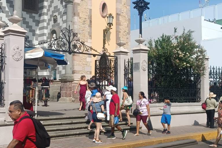 Turistas disfrutan del fin de semana en Mazatlán