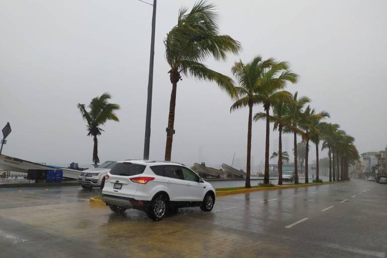 Azotan a Mazatlán lluvias y fuertes vientos
