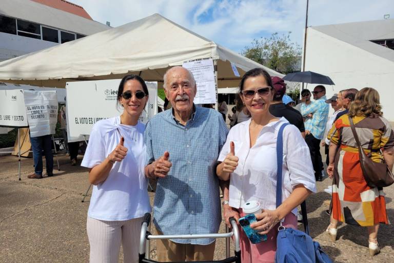 Francisco, de 91 años, acude a las casillas a emitir su voto en Culiacán