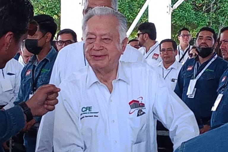 Manuel Bartlett, director de la CFE, llega a la Termoeléctrica de Mazatlán