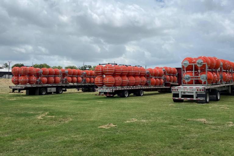 Gobernador de Texas defiende su derecho a instalar ‘muro flotante’ en el río Bravo
