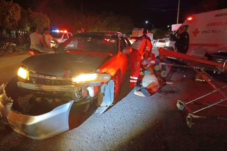 Se registra aparatoso choque entre una moto y un vehículo en la cabecera de Rosario
