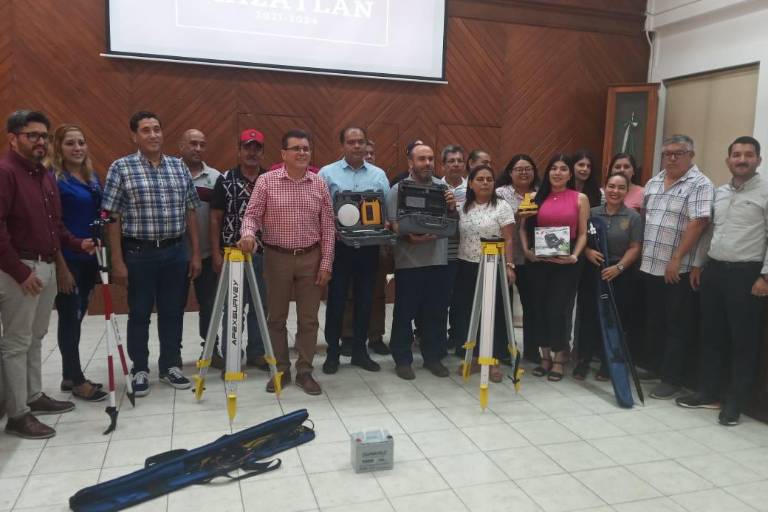 Entrega Comuna de Mazatlán equipo de ubicación topográfica a Dirección de Vivienda