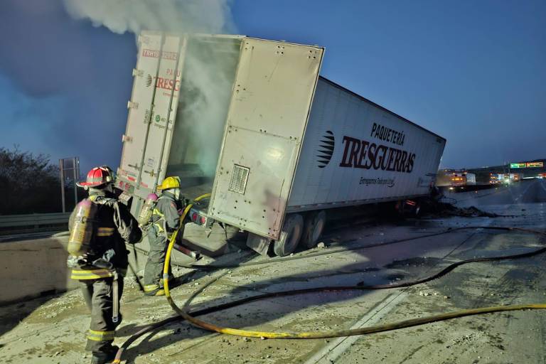 Se vuelca tráiler y se incendia sobre la autopista, al norte de Mazatlán