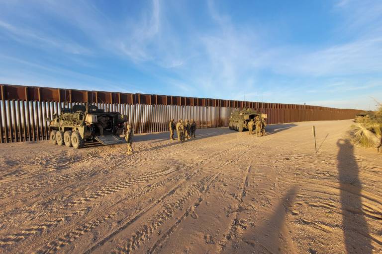 Cárteles mexicanos vigilan frontera de EU con drones, dice Oficina de Aduanas