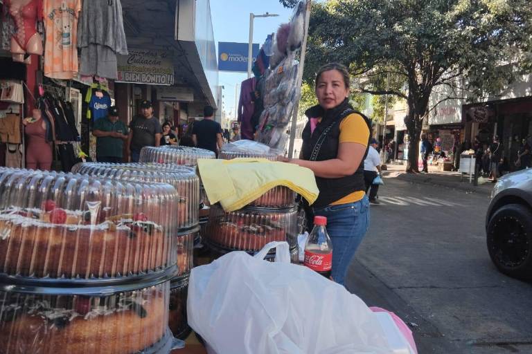 Lidia mantiene viva la tradición de elaboración de roscas de Reyes en Culiacán