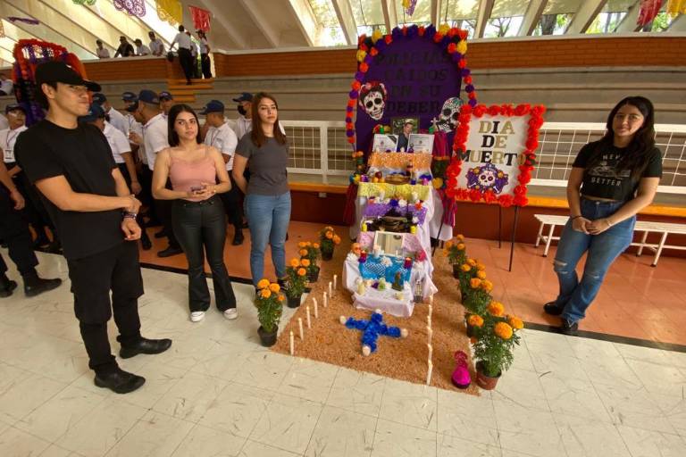 Conmemora Unipol a compañeros caídos en Concurso de Altares de Día de Muertos
