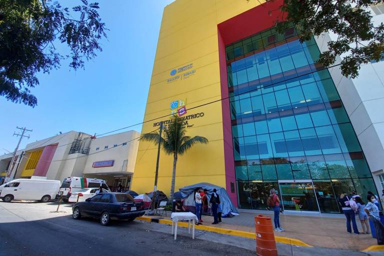 María y su hermana acampan afuera del Pediátrico; con el nuevo edificio habría otro albergue, pero sigue inconcluso
