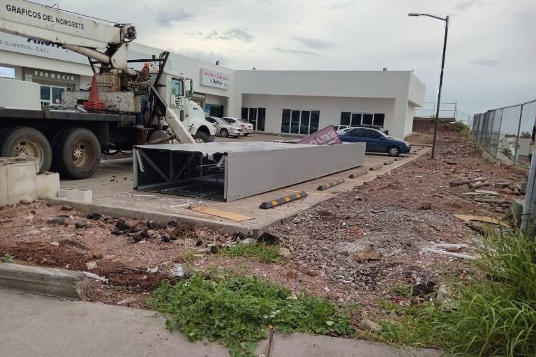 Fuertes vientos en Culiacán afectan ventanales y estructura de anuncios
