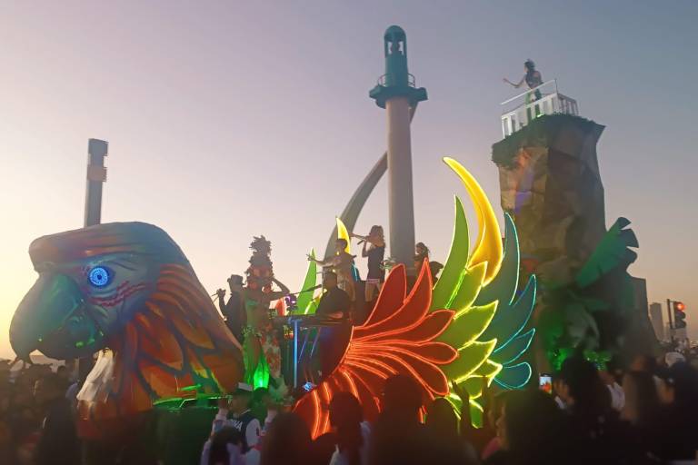 El Carnaval de Mazatlán 2025 ilumina Playa Norte con su segundo desfile