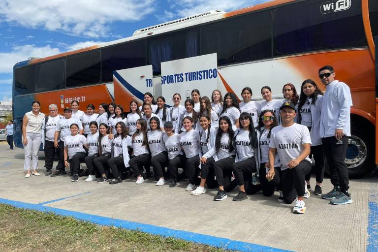 Llenas de ilusiones, parten delegaciones de softbol y voleibol de Mazatlán al estatal