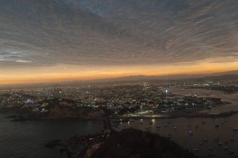 Viven con intensidad y hasta con lágrimas el Eclipse Total de Sol en el Faro de Mazatlán