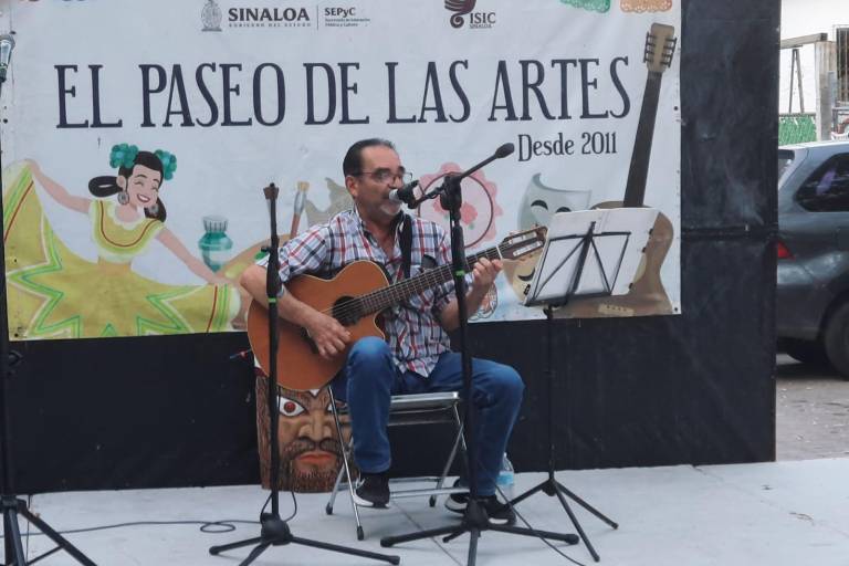 Disfrutan del canto y la poesía en el Paseo de las Artes