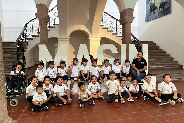 Disfrutan estudiantes de acercarse al arte