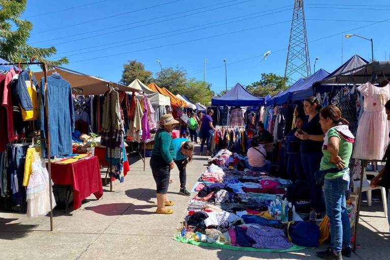 Apoya Gobierno de Mazatlán medidas contra calor en tianguis de la Flores Magón