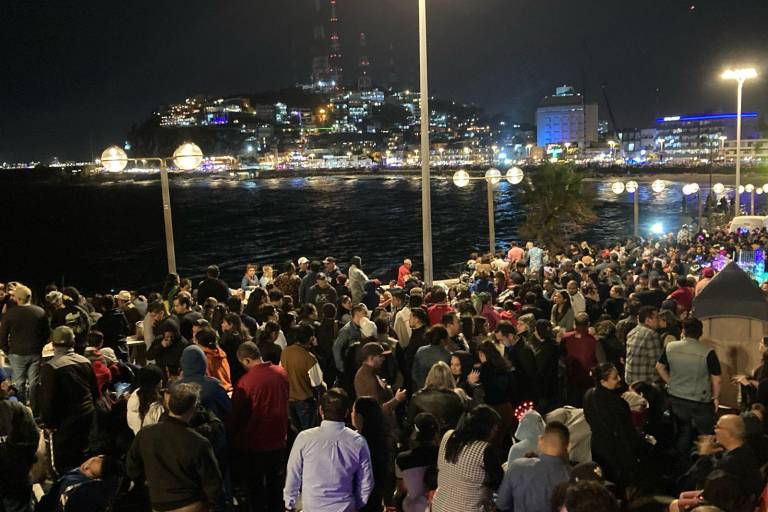 Abarrotan miles de personas el Paseo Olas Altas en espera del Combate Naval