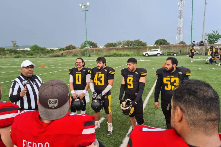 Halcones debuta con triunfo sobre el campeón en Torneo Máster de futbol americano