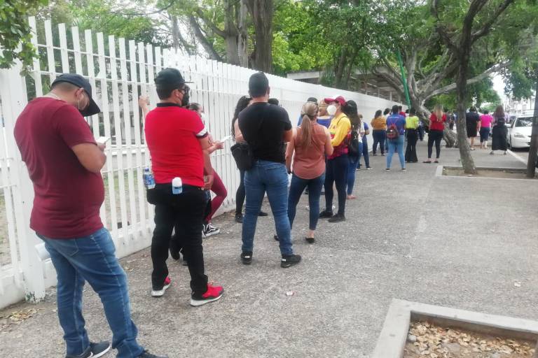 Jóvenes hacen largas filas en Culiacán para recibir primera dosis de la vacuna contra el Covid-19