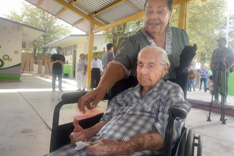 Con 99 años, la señora Rosario cumple con emitir su voto en Culiacán