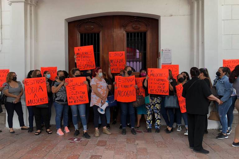 Viudas de policías toman Ayuntamiento para evitar que Estrada Ferreiro ingrese al evento en conmemoración del Día de la Mujer