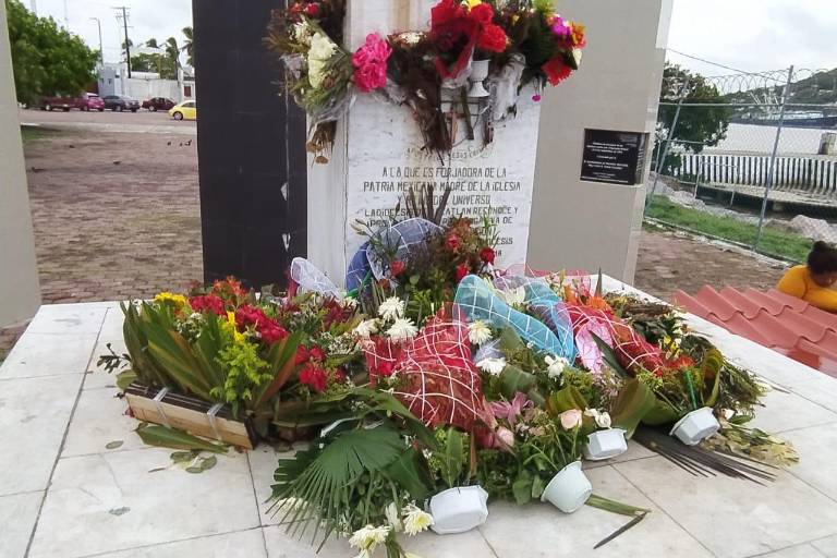 Le llevan flores a la Virgen de La Puntilla en Mazatlán por “ahuyentar” a Nora