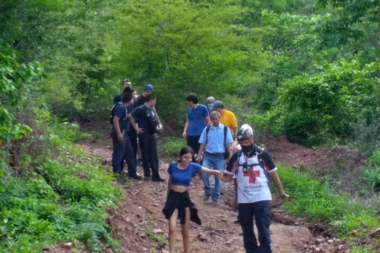 Rescatan a una menor y dos jóvenes perdidos en cerro de Culiacán