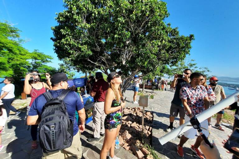 Desde el Faro Mazatlán, turistas y locales observan eclipse solar